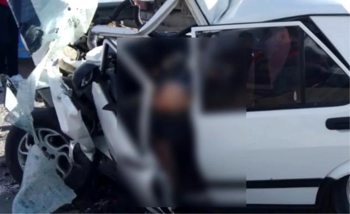 Isparta\'da otomobil yol süpürme aracına çarptı: 2 ölü