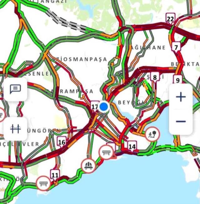 İstanbul'da yollar kilit! Trafik yoğunluğu yüzde 90 oldu, binlerce araç yollarda kaldı İstanbul'da yollar kilit! Trafik yoğunluğu yüzde 90 oldu, binlerce araç yollarda kaldı