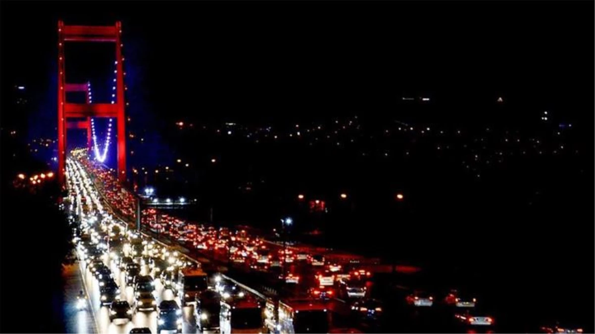 İstanbul\'da bastıran sağanak yağış sonrası trafik durma noktasına geldi! Yoğunluk, yüzde 90\'a ulaştı