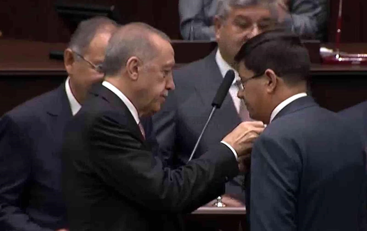 İYİ Parti\'den AK Parti\'ye geçen Özcan\'a rozetini Cumhurbaşkanı Erdoğan taktı
