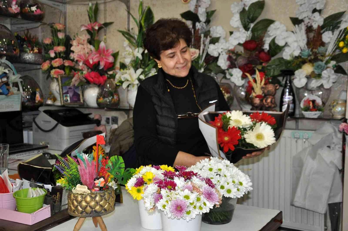 Kars\'ta çiçekler öğretmenler için hazırlanıyor