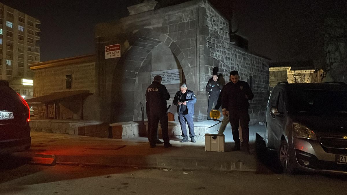 Kayseri\'de çıkan kavgada bir kişi satırla yaralandı