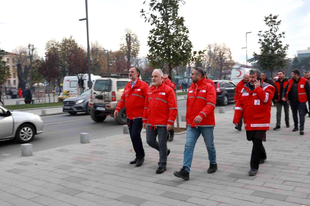 Kızılay, Düzce\'de depremden etkilenen vatandaşlara gıda ve barınma hizmeti verdi