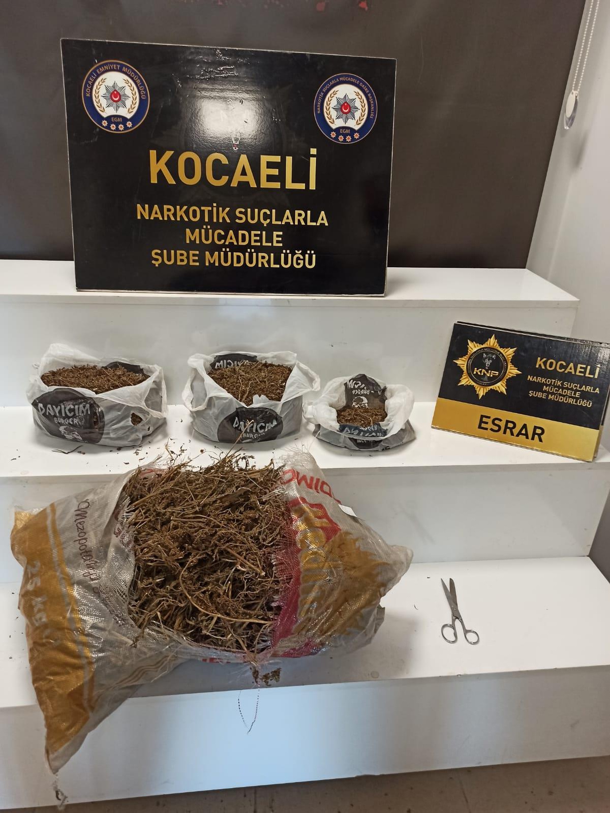 Kocaeli\'de 3 kilo 500 gram esrar ele geçirildi