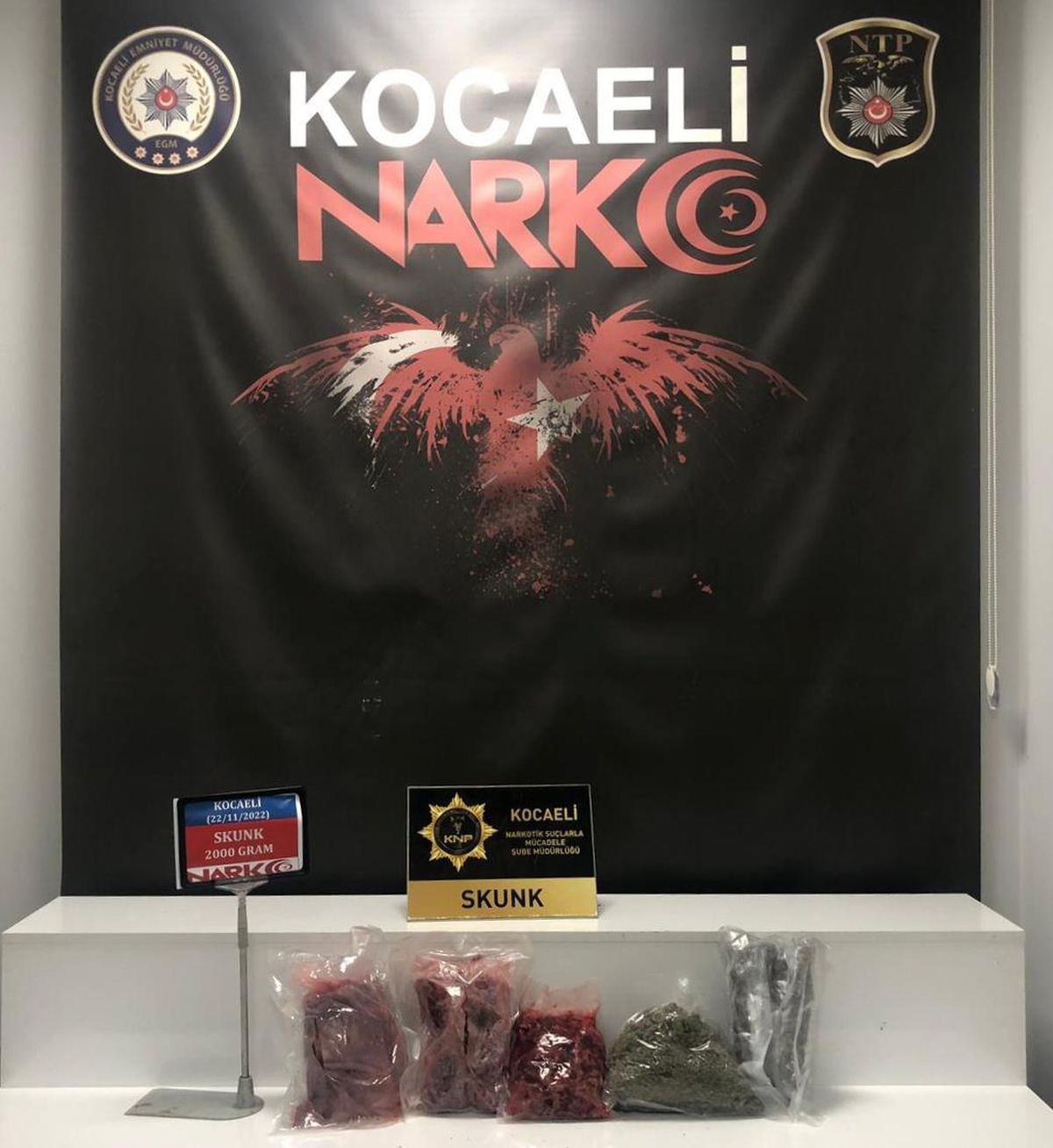 Kocaeli\'de durdurulan otomobilde 2 kilogram skunk ele geçirildi