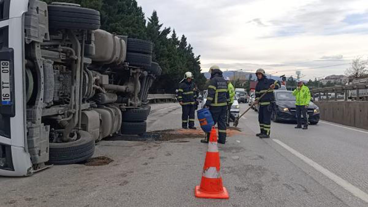 Kocaeli\'de kurşun yüklü TIR devrildi: 1 yaralı