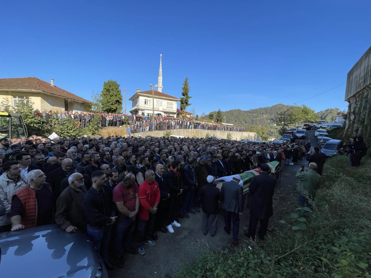 Kocaeli\'deki kazada hayatını kaybeden çift ile oğullarının cenazeleri defnedildi
