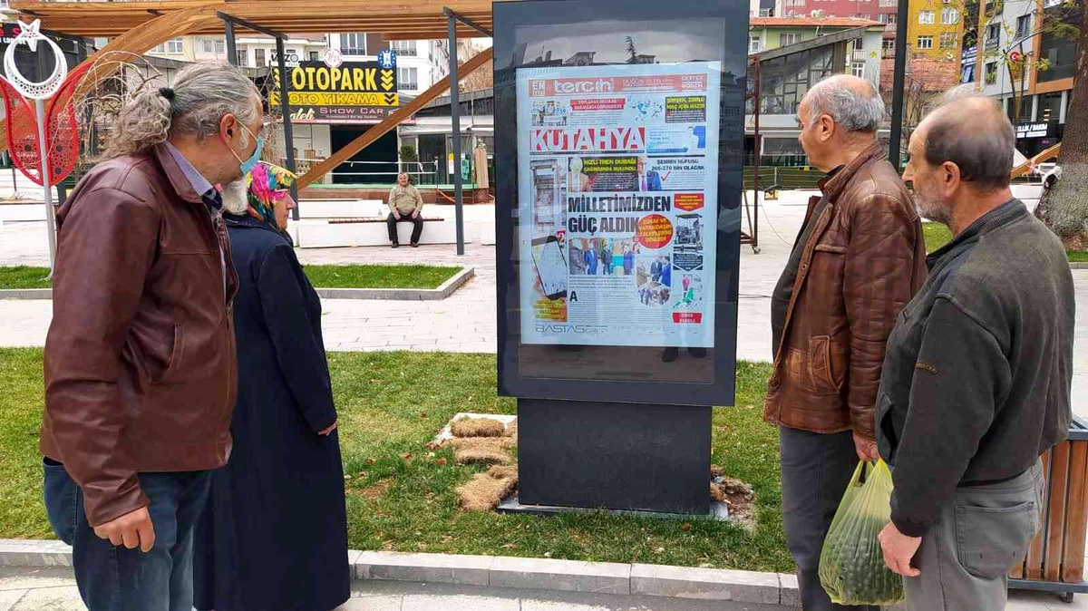 Kütahya\'da yayın yapan gazetelerin birinci sayfalarının yer aldığı dijital panoya ilgi