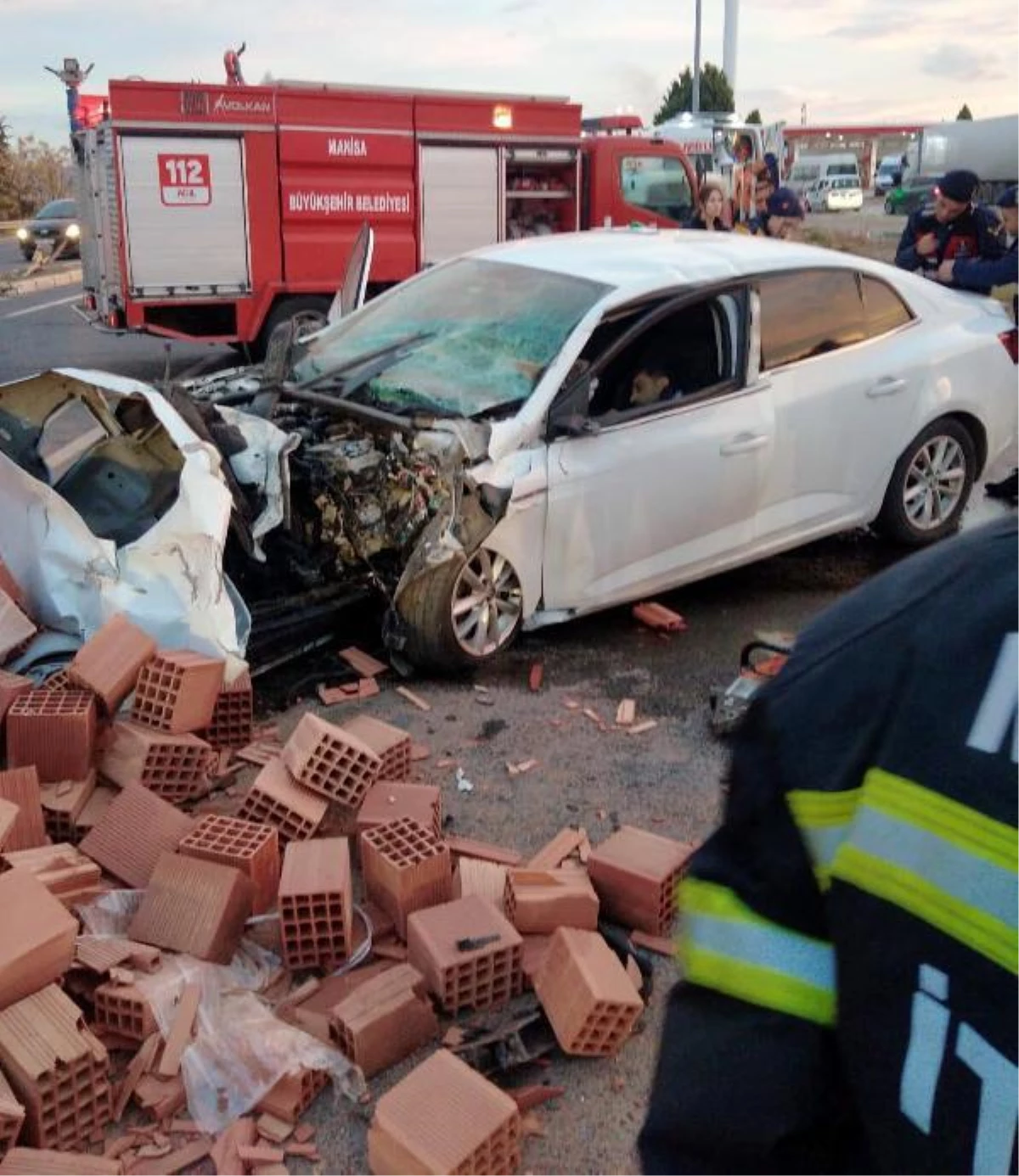 Manisa\'da otomobil, tuğla yüklü kamyona çarptı: 1 ölü