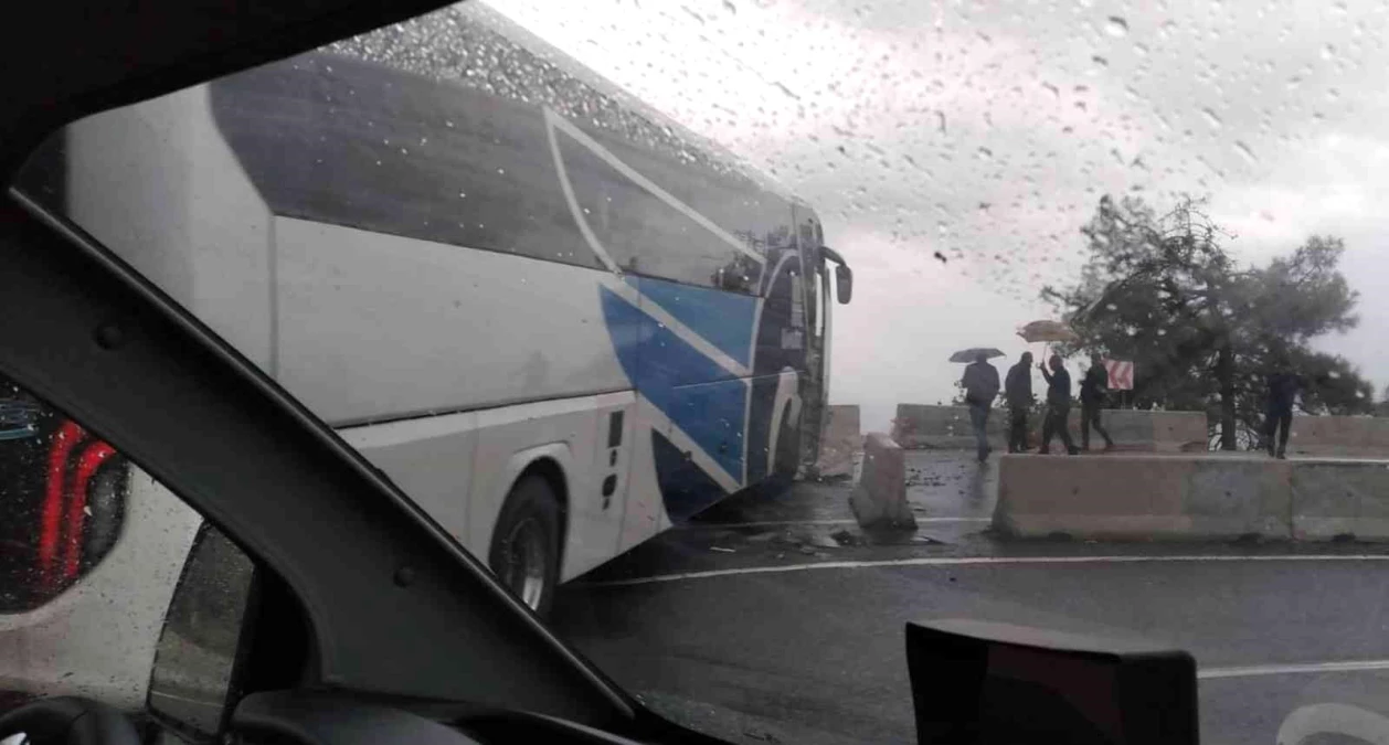 Muğla\'da yolcu otobüsü refüje çarpıp karşı şeride geçti