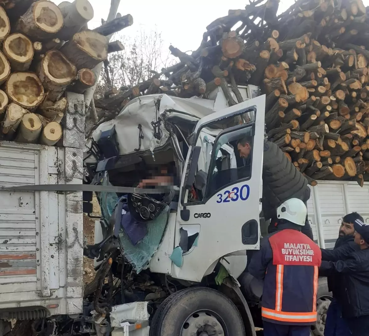 Odun yüklü iki kamyon çarpıştı: 1 yaralı