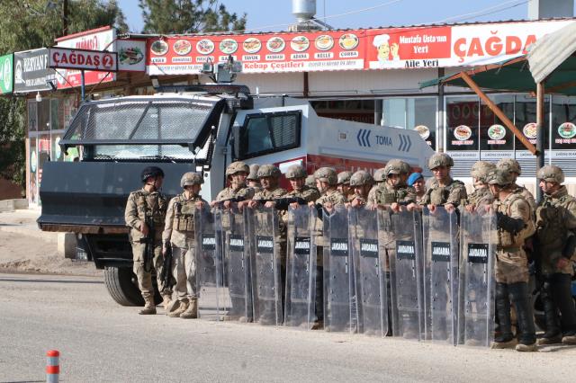 Pençe-Kılıç Harekatı'nı protesto etmek isteyen HDP'li vekiller Suruç'a alınmadı! Gerginlik had safhaya çıktı