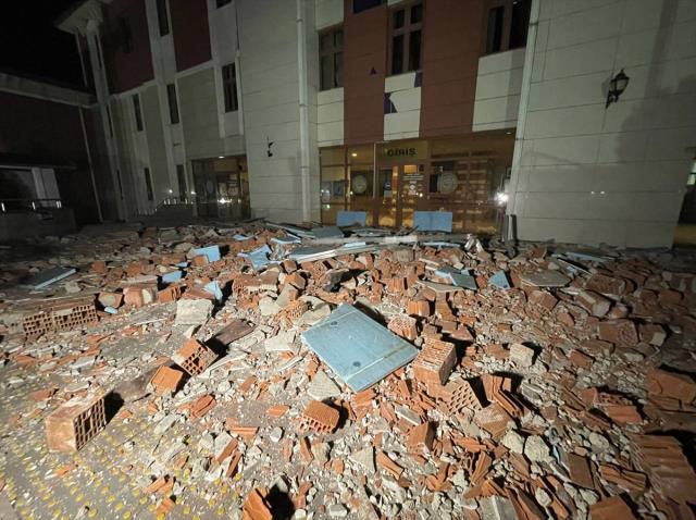 Son dakika! Düzce'yi vuran 5.9 büyüklüğündeki deprem büyük korku yaşattı! İşte bölgeden gelen son görüntüler