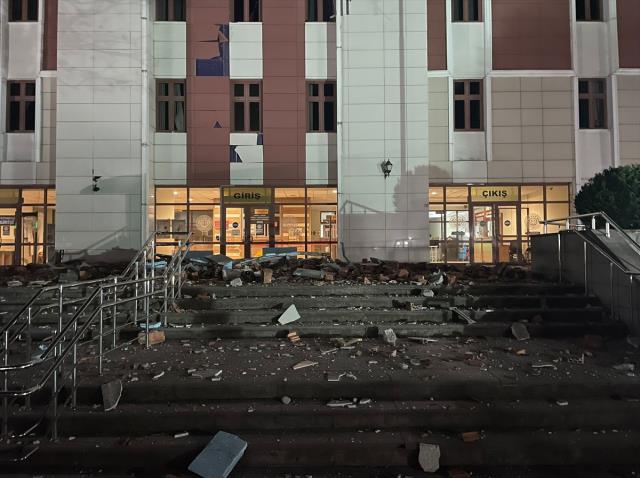 Son dakika! Düzce'yi vuran 5.9 büyüklüğündeki deprem büyük korku yaşattı! İşte bölgeden gelen son görüntüler