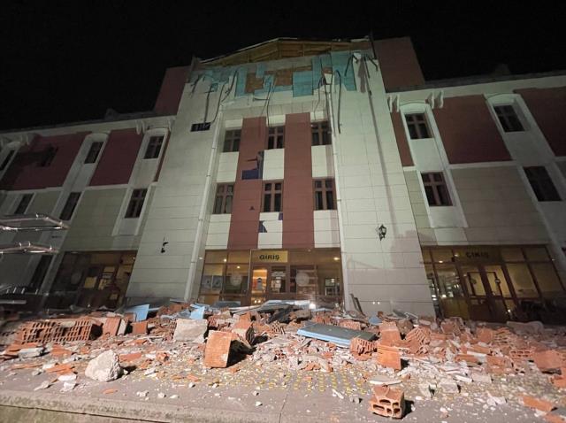 Son dakika! Düzce'yi vuran 5.9 büyüklüğündeki deprem büyük korku yaşattı! İşte bölgeden gelen son görüntüler
