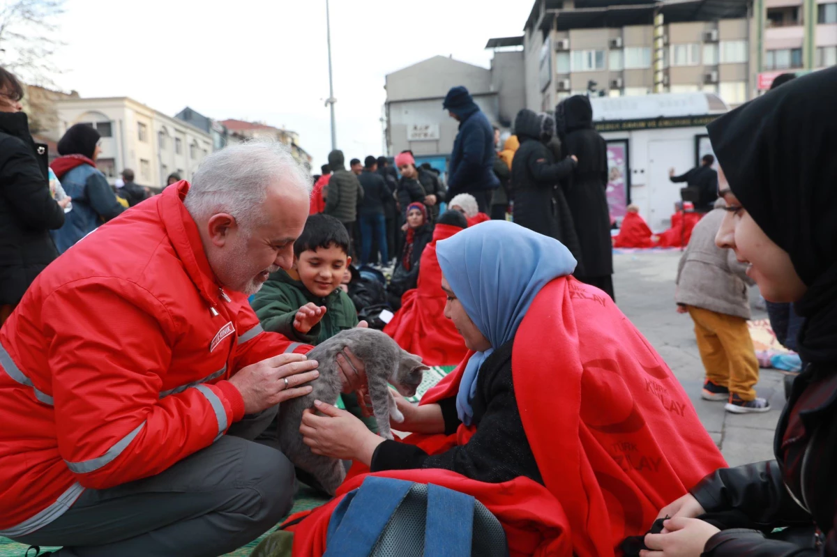 Türk Kızılaydan Düzce\'deki afetzedelere barınma ve beslenme desteği