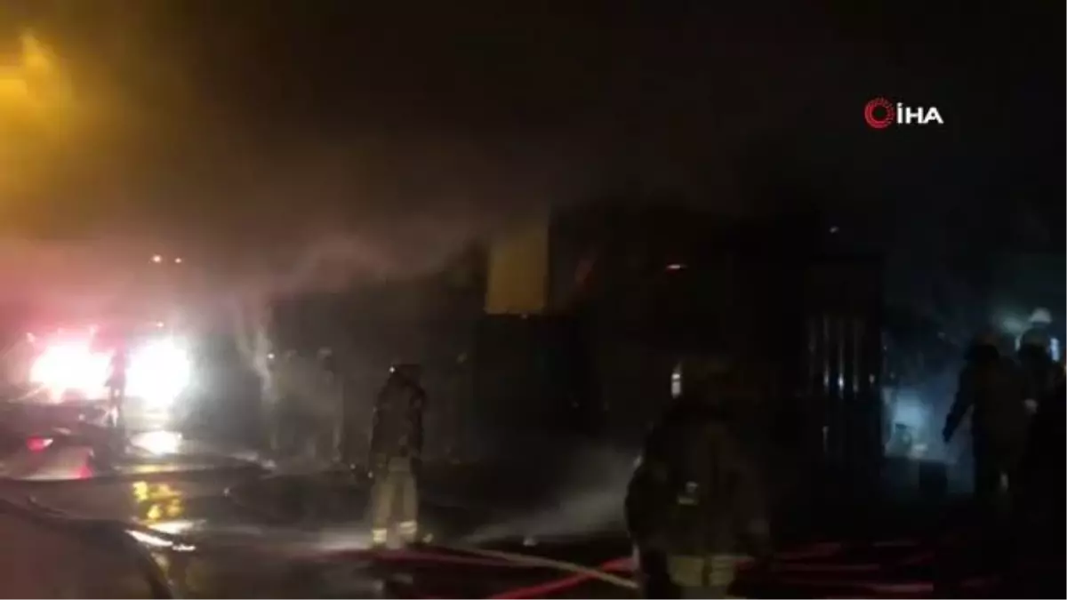 Ümraniye'de geri dönüşüm deposu alev aldı