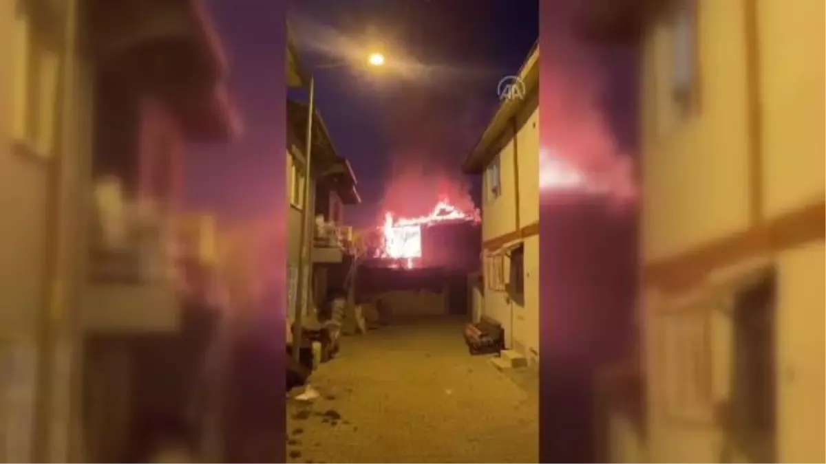 Zile\'de çıkan yangında iki katlı ahşap ev kullanılmaz hale geldi