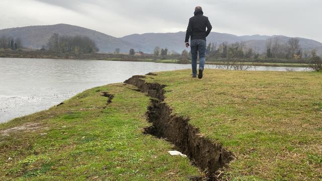 5.9 büyüklüğündeki depremin ardından Düzce'de çatlaklar oluştu