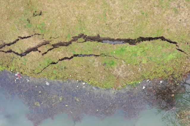 5.9 büyüklüğündeki depremin ardından Düzce'de çatlaklar oluştu 5.9 büyüklüğündeki depremin ardından Düzce'de çatlaklar oluştu