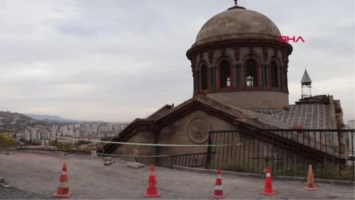 5 METREDEN DÜŞEN OTOMOBİL, 2 DUVAR ARASINA SIKIŞTI: 2\'Sİ ÖĞRETMEN, 3 YARALI