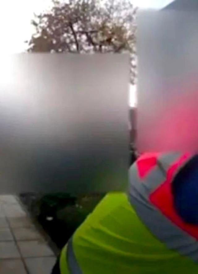 60 yaşındaki kargocu, siparişi almak için kapıyı açan kadını öpmeye çalıştı 60 yaşındaki kargocu, siparişi almak için kapıyı açan kadını öpmeye çalıştı