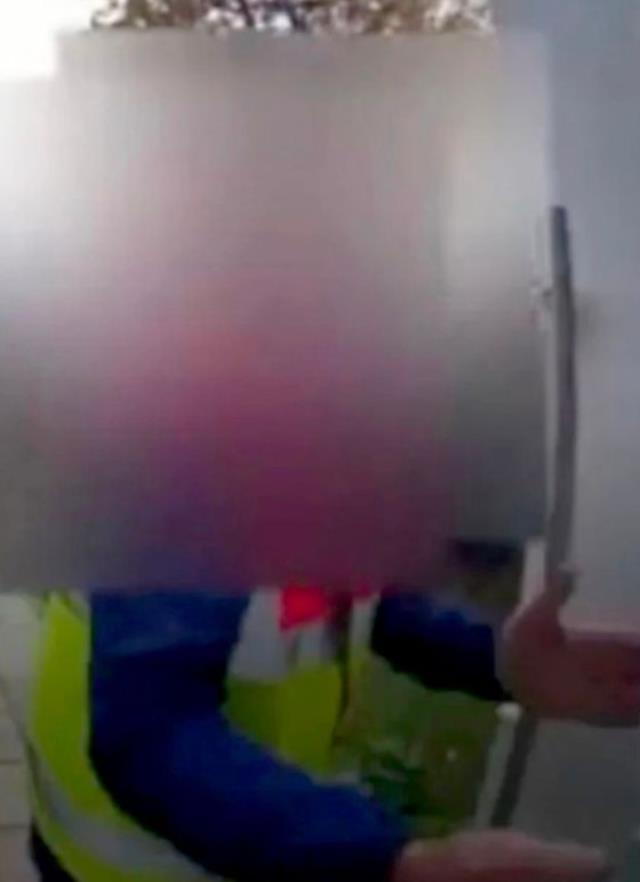 60 yaşındaki kargocu, siparişi almak için kapıyı açan kadını öpmeye çalıştı 60 yaşındaki kargocu, siparişi almak için kapıyı açan kadını öpmeye çalıştı