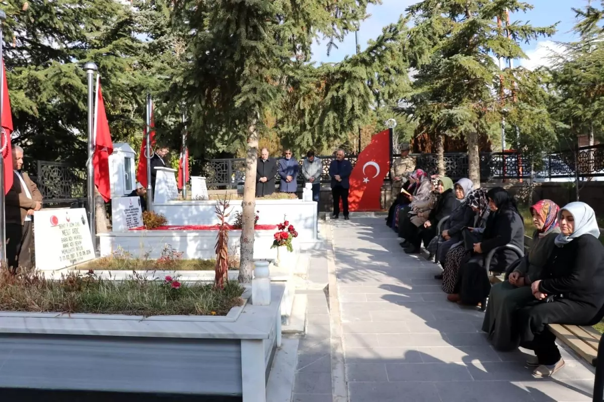 Ahlatlı şehit askerler kabirleri başında anıldı