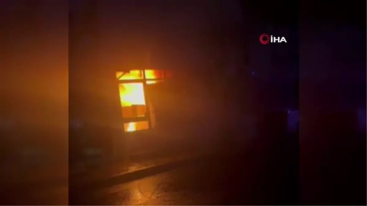 Aliağa'da trafo patladı, yakınlarındaki market deposunda yangın çıktı