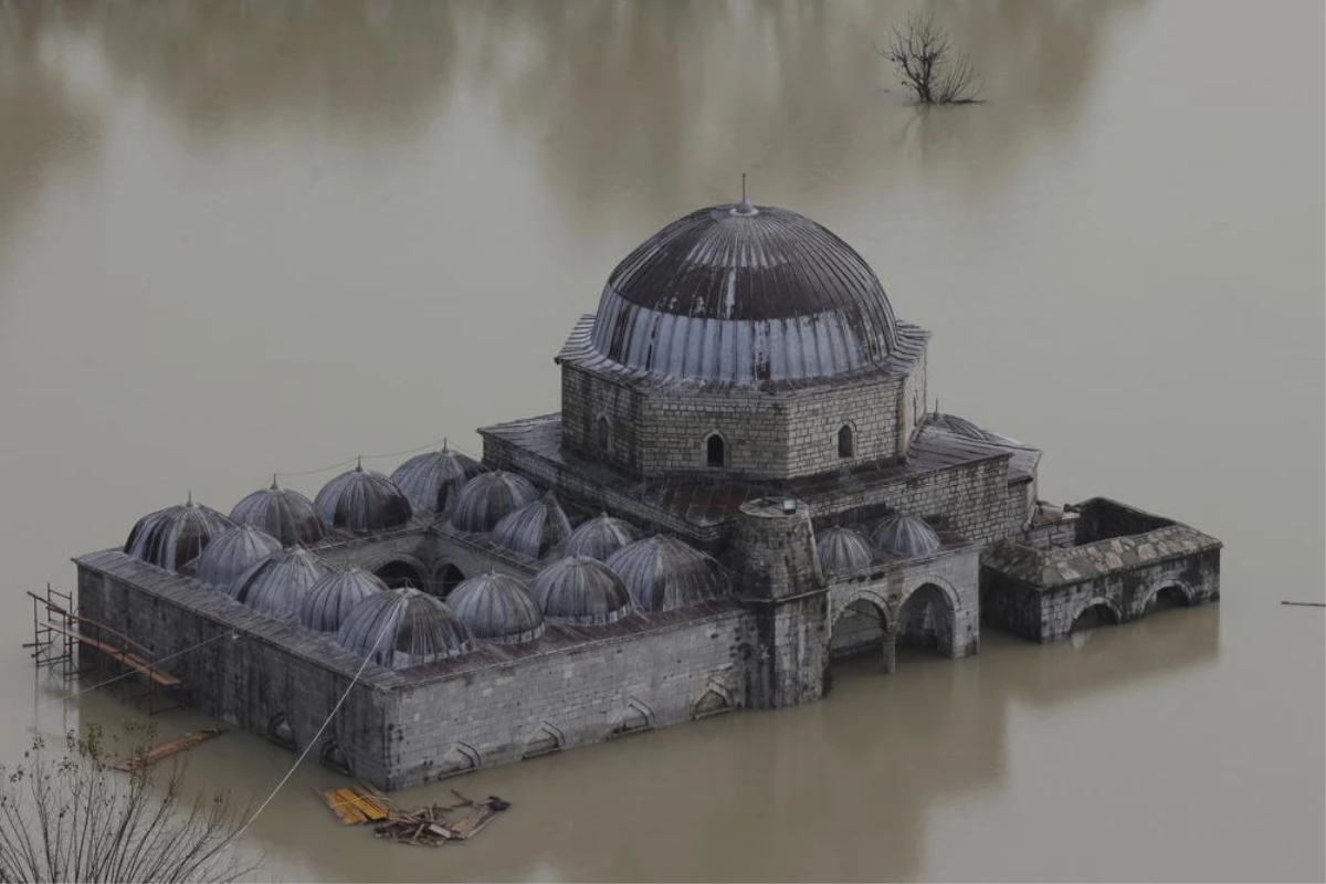 Arnavutluk\'ta Türkiye\'nin desteğiyle restore edilen Kurşunlu Camisi sular altında