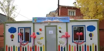 Başkale'de öğretmenler kullanılmayan konteyneri kütüphaneye dönüştürdü