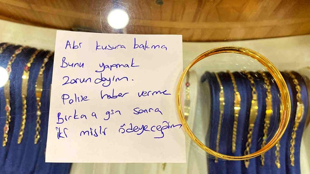 Böyle hırsızlık görülmedi, kuyumcuya not bırakıp bileziği çaldı Böyle hırsızlık görülmedi, kuyumcuya not bırakıp bileziği çaldı