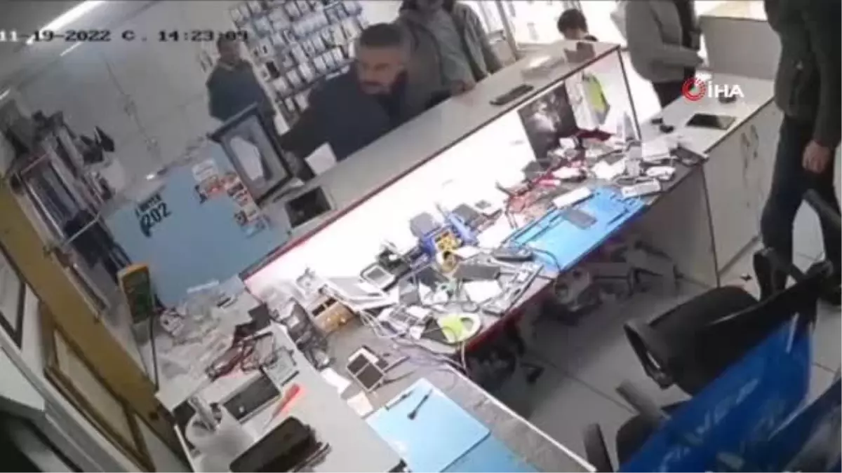 Cep telefonu bomba gibi patladı...O anlar kamerada