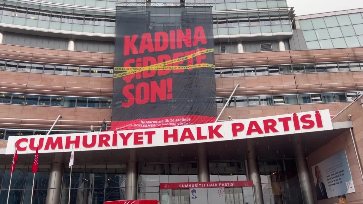 CHP Genel Merkezi\'ne "Kadına Şiddete Son" Yazılı Pankart Asıldı
