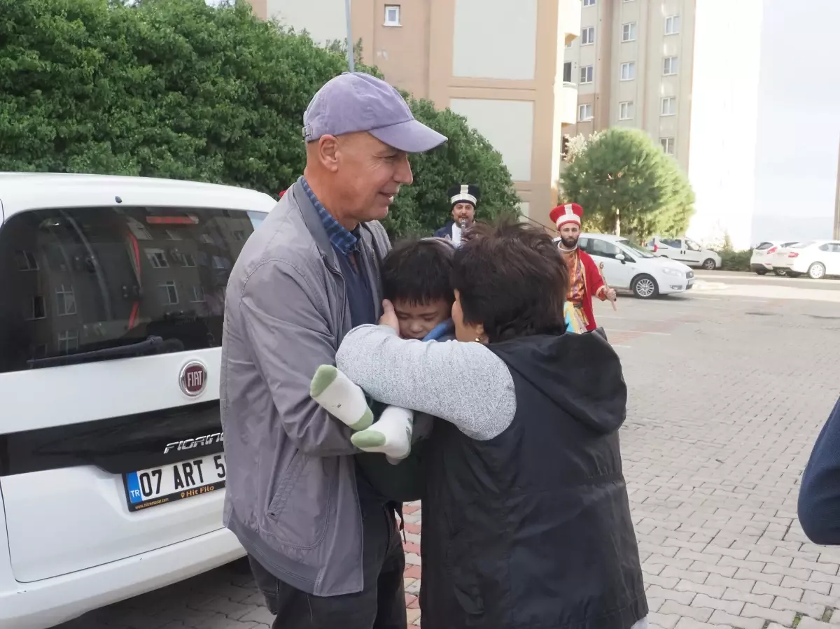 Çinli gelinini, oğlunu ve ilk kez gördüğü torununu mehter marşı ile karşıladı