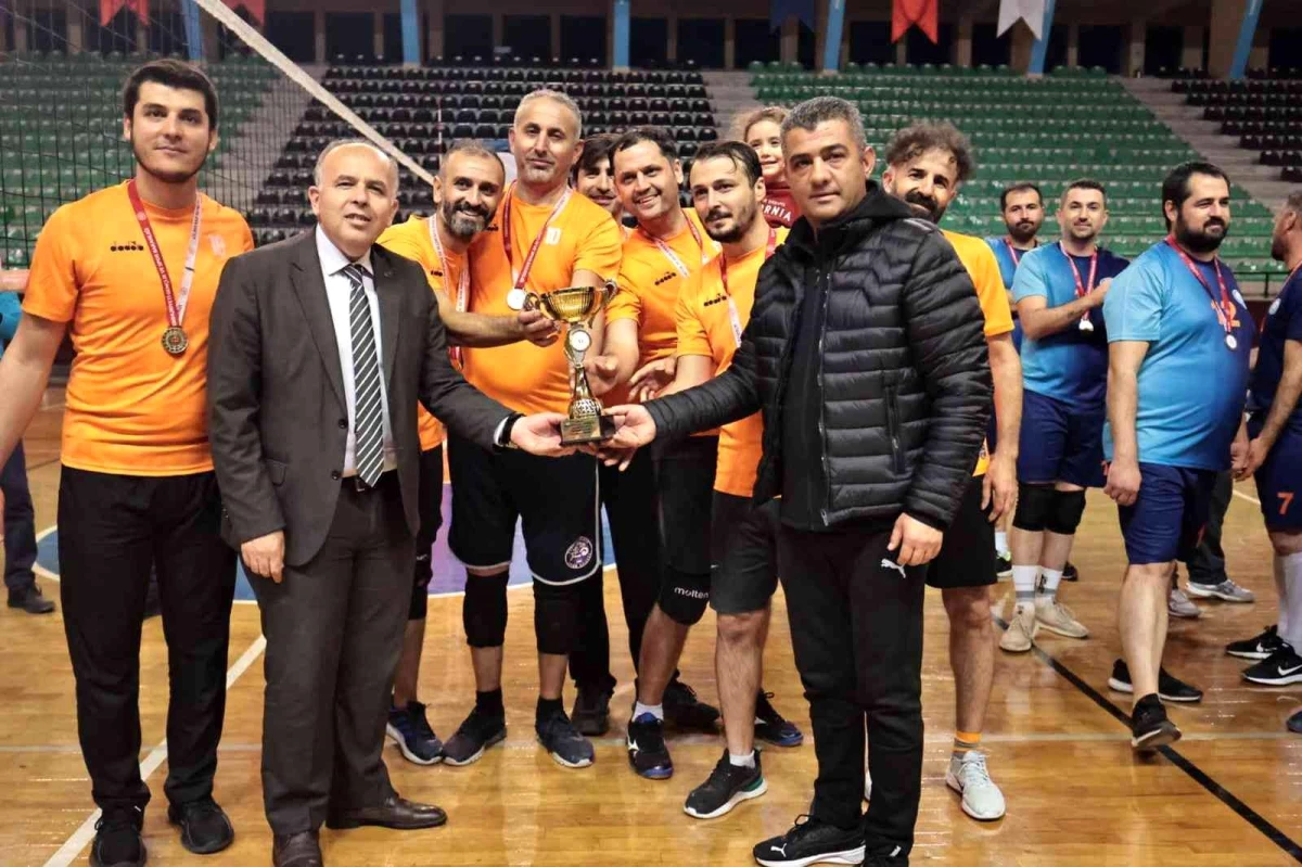 Denizli\'de 400 öğretmen voleybol turnuvasında yarıştı