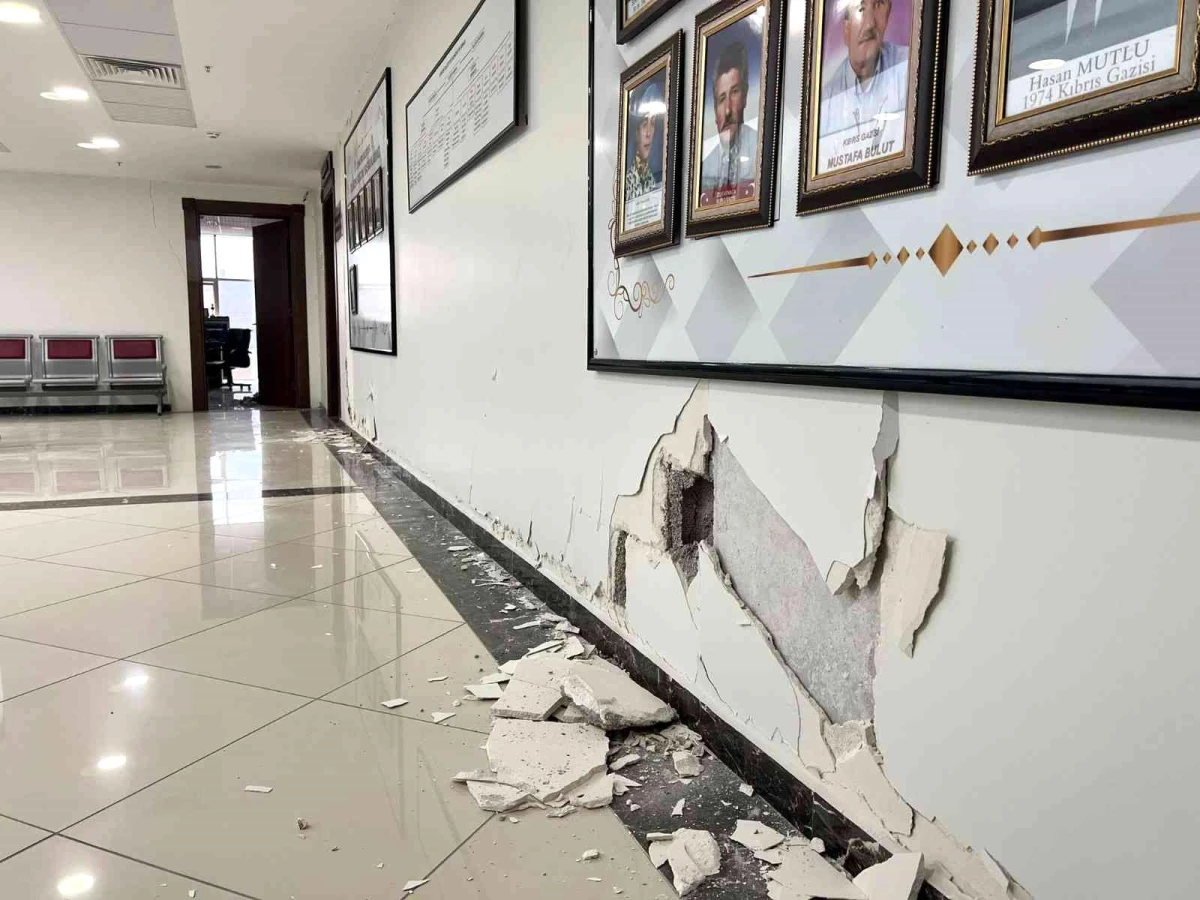 Deprem Cumayeri\'nde kamu binalarında hasara neden oldu