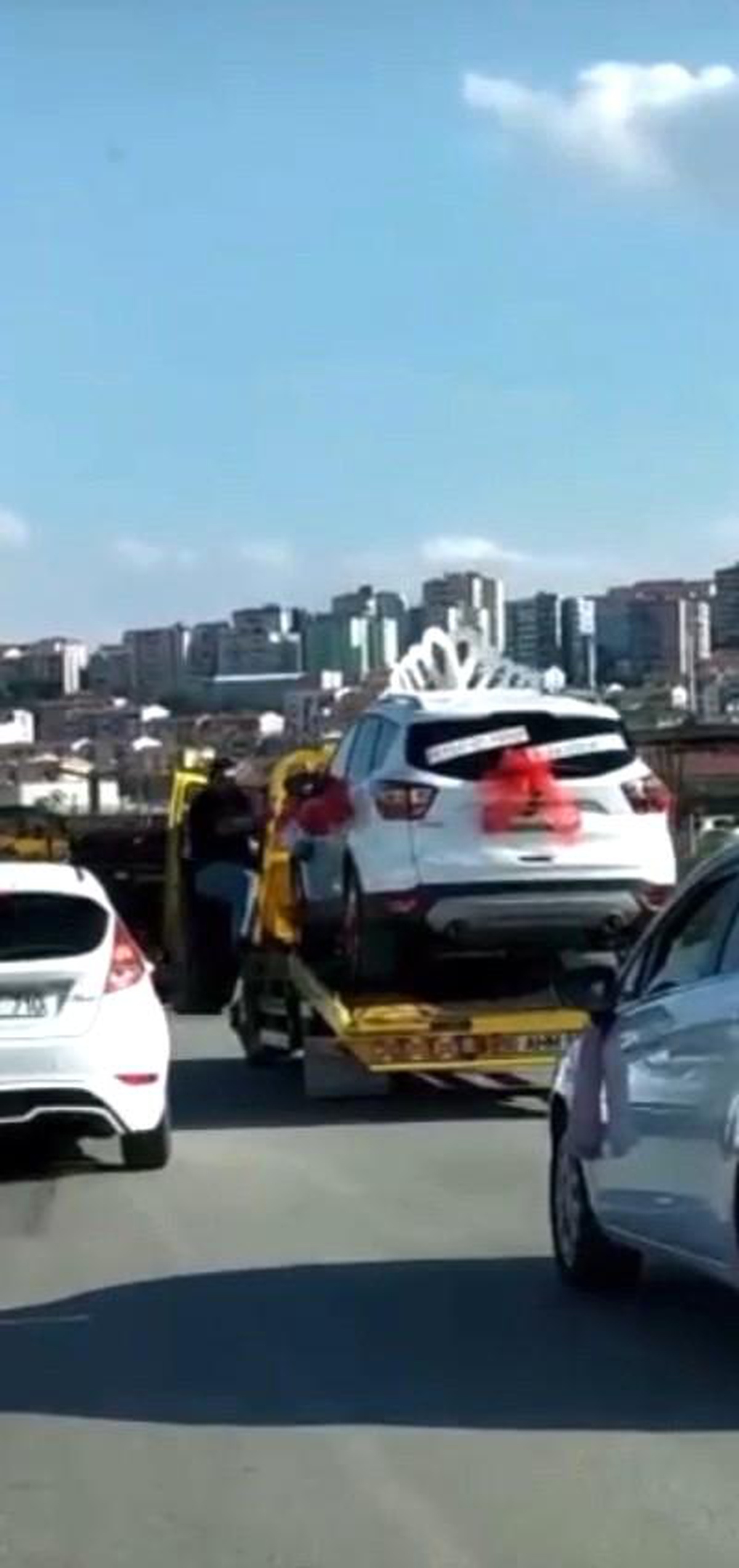 Düğün arabasını çekiciye yükleyip şehir turu attılar