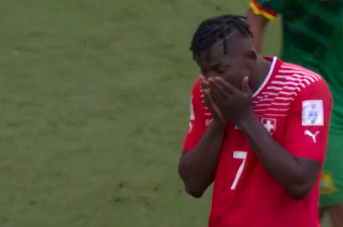 Dünya Kupası\'nda Kamerun\'a gol atan İsviçreli Embolo neredeyse üzüntüden ağlayacaktı!