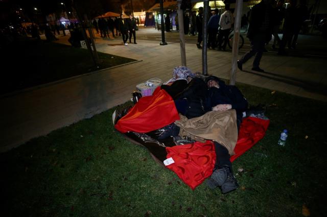 Düzce beşik gibi! Evlerine girmeye korkan vatandaşlar geceyi dışarıda geçirdi Düzce beşik gibi! Evlerine girmeye korkan vatandaşlar geceyi dışarıda geçirdi