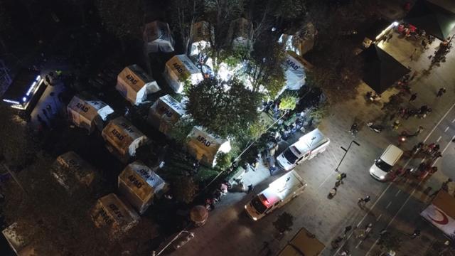 Düzce beşik gibi! Evlerine girmeye korkan vatandaşlar geceyi dışarıda geçirdi Düzce beşik gibi! Evlerine girmeye korkan vatandaşlar geceyi dışarıda geçirdi