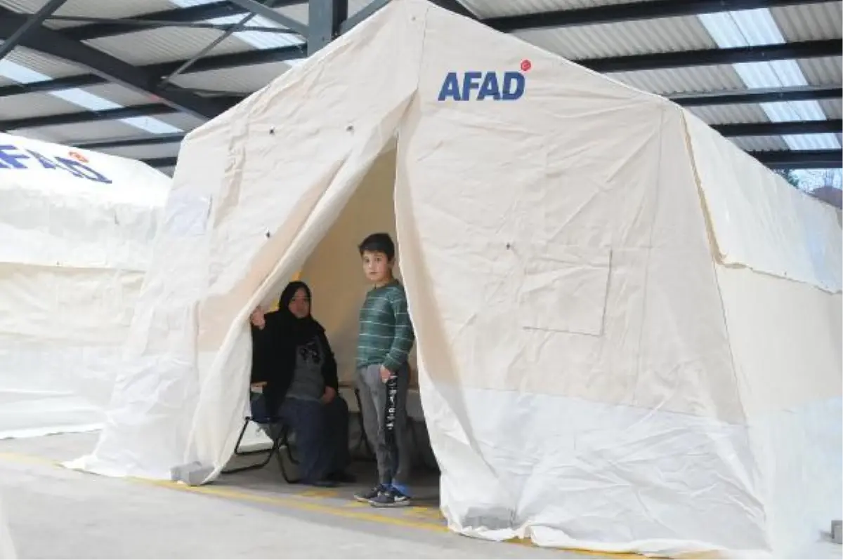 DÜZCE\'DE DEPREMDE EVLERİ HASAR GÖRENLER, YENİ GÜNE ÇADIRLARDA UYANDI