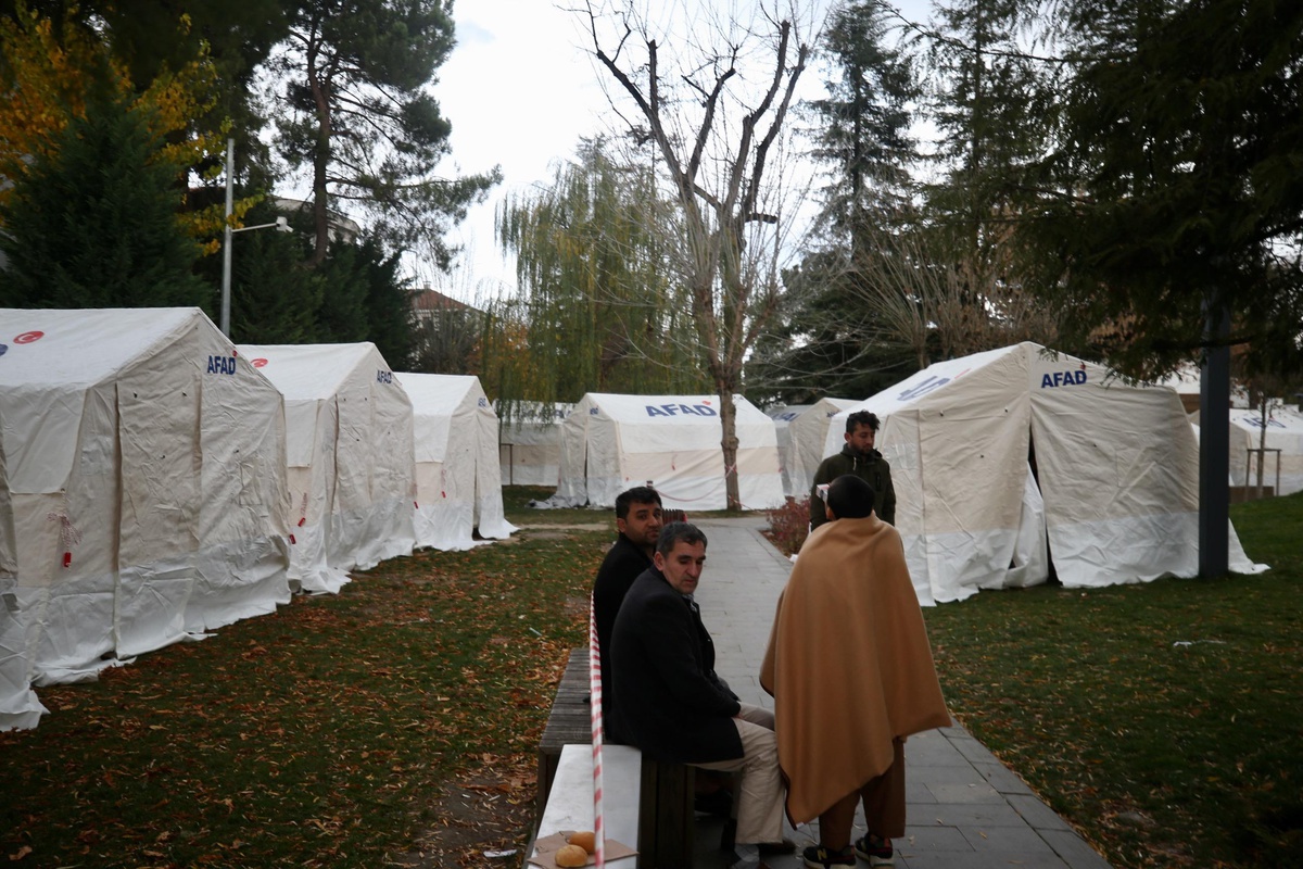Düzce\'de evlere giremeyen vatandaşlar geceyi çadırlarda geçirdi