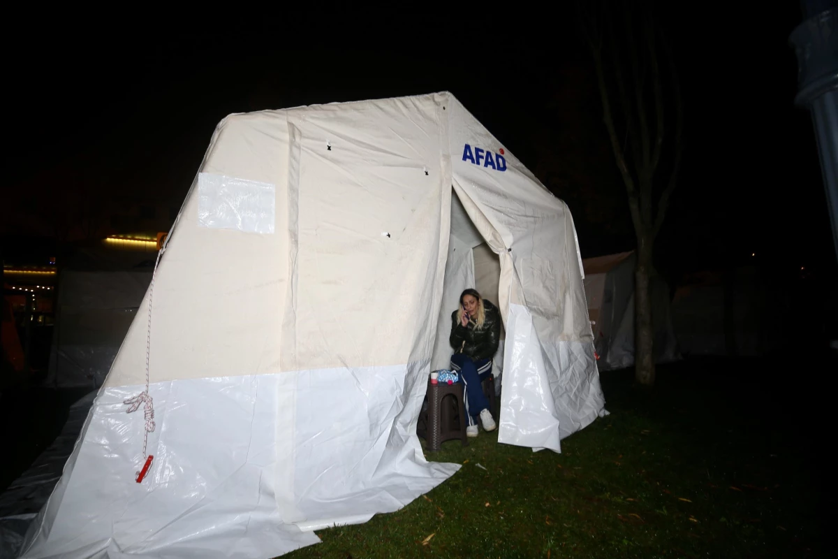 Düzce\'de vatandaşlar park ve bahçelere kurulan çadırlarda konaklamayı sürdürüyor