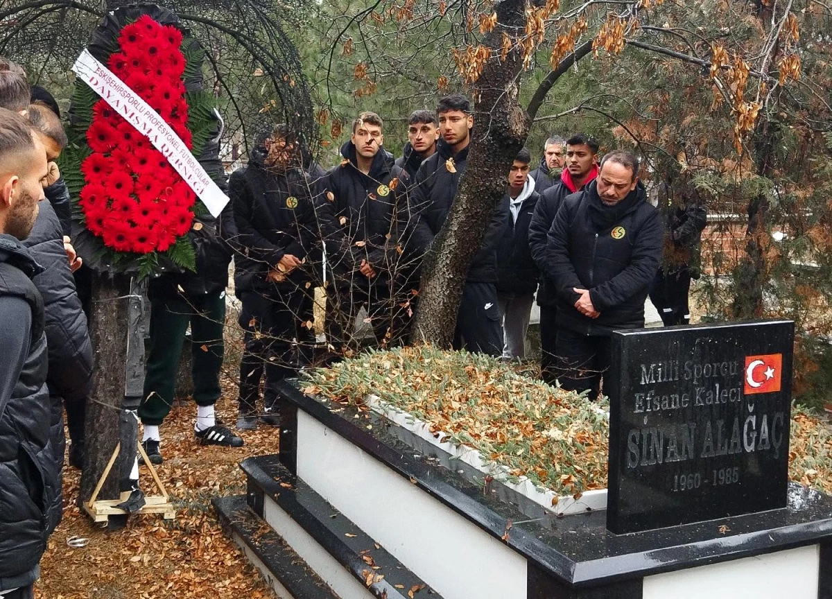 Efsane kaleci Sinan Alağaç kabri başında anıldı