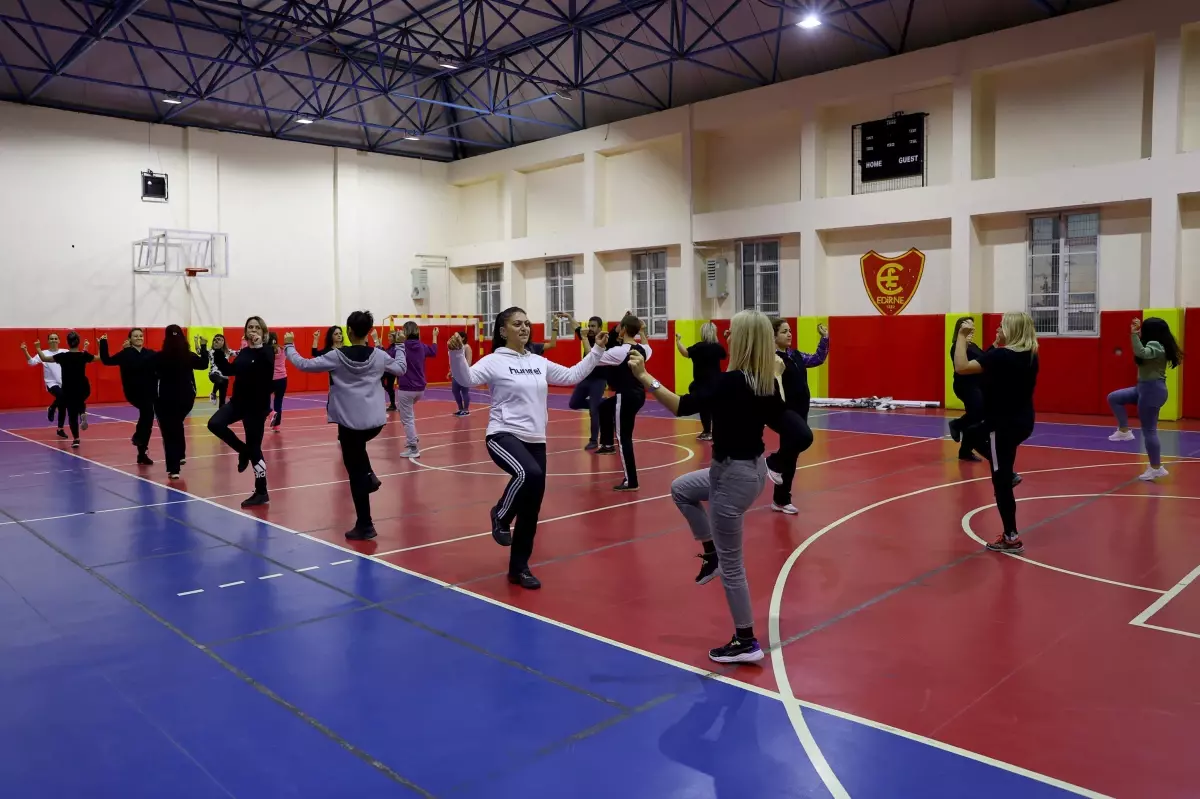 Halk oyunları öğrenen öğretmenler, meslektaşlarının karşısına çıktı