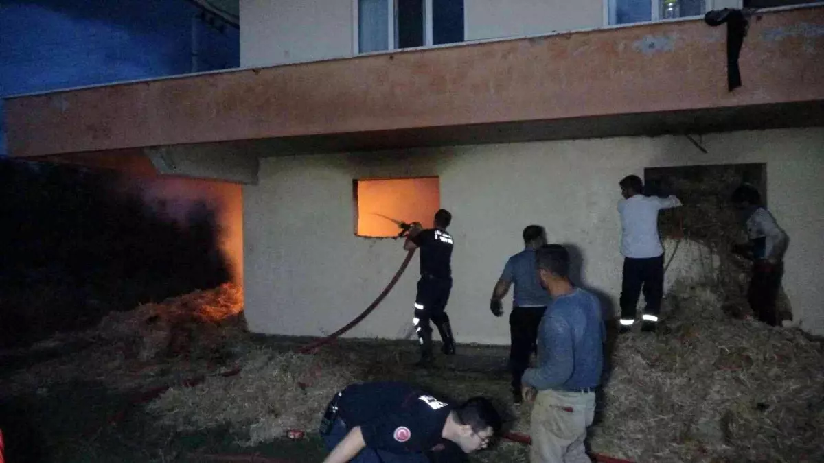 İtfaiye ekipleri samanlıktaki yangını binanın duvarını yıkarak söndürebildi