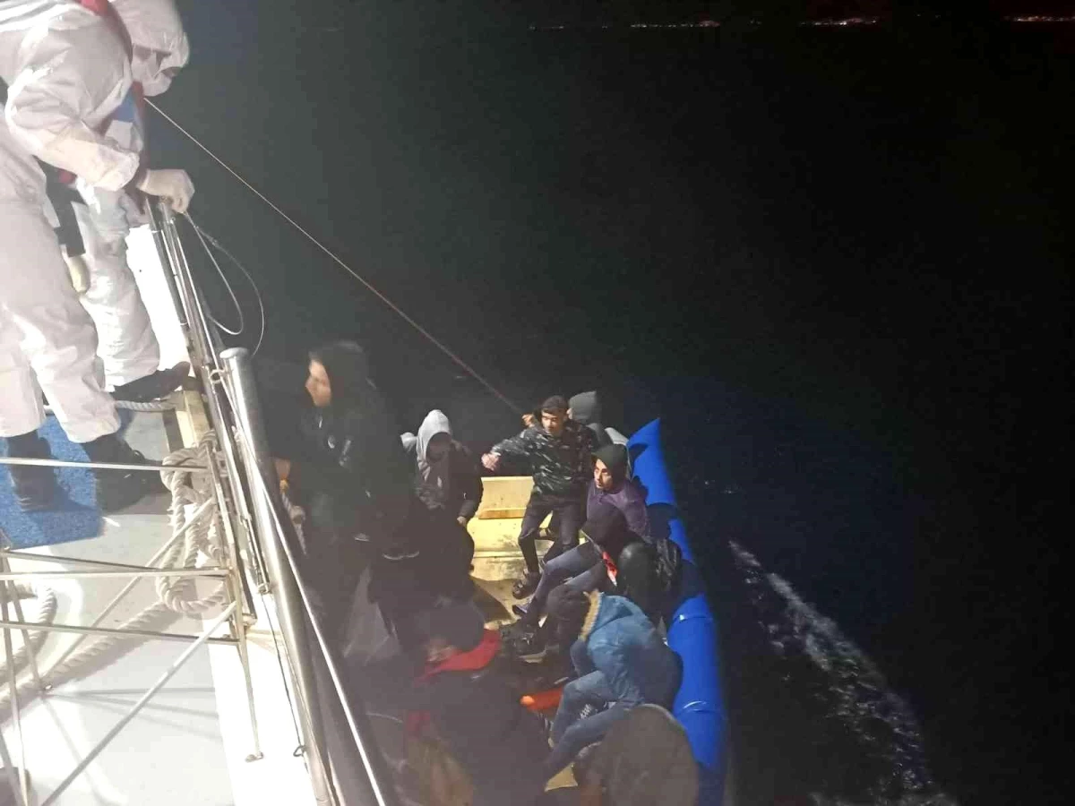 Kuşadası\'nda 16 düzensiz göçmen kurtarıldı