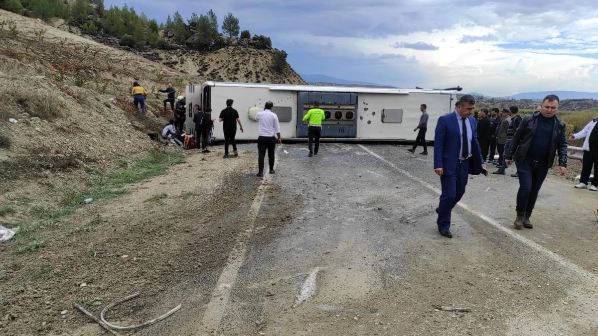 Mersin\'de yolcu otobüsü devrildi: 18 yaralı