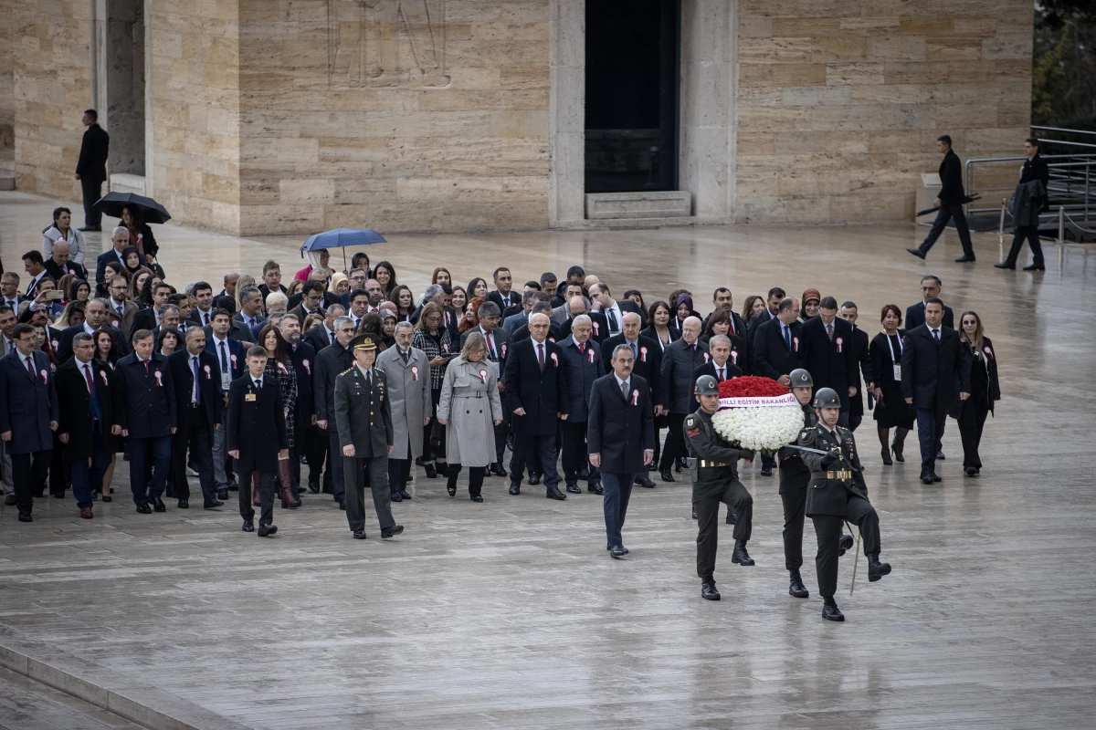 Bakan Özer ve öğretmenlerden Anıtkabir\'e ziyaret